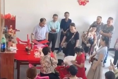 Quỳ lạy họ hàng, cô dâu sụn lưng nằm bẹp tại chỗ