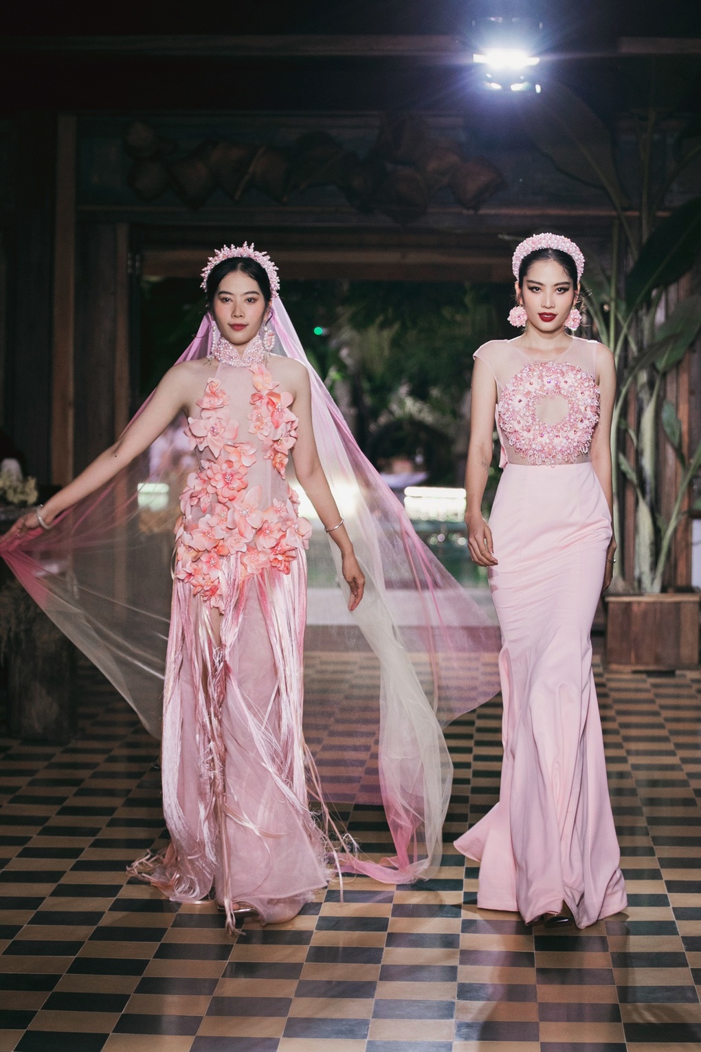 Minh Tú hóa nàng thơ, lơ lửng trên không trung gây ấn tượng - 5 Minh Tú hóa nàng thơ, lơ lửng trên không trung gây ấn tượng - 5