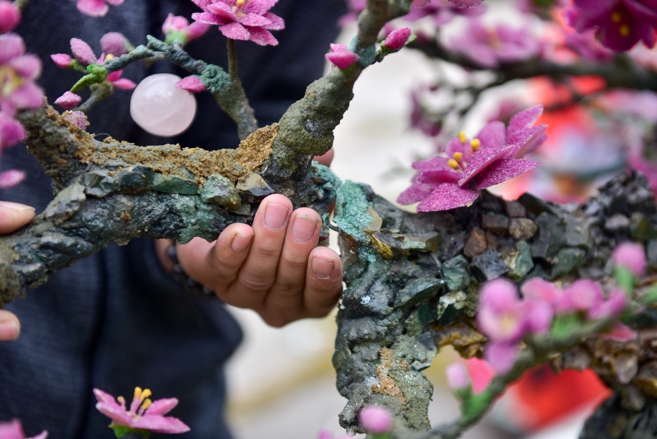 Hà Nội: Chi nửa tỷ đồng vẫn chưa mua được cây đào làm bằng đá quý - 14 Hà Nội: Chi nửa tỷ đồng vẫn chưa mua được cây đào làm bằng đá quý - 14