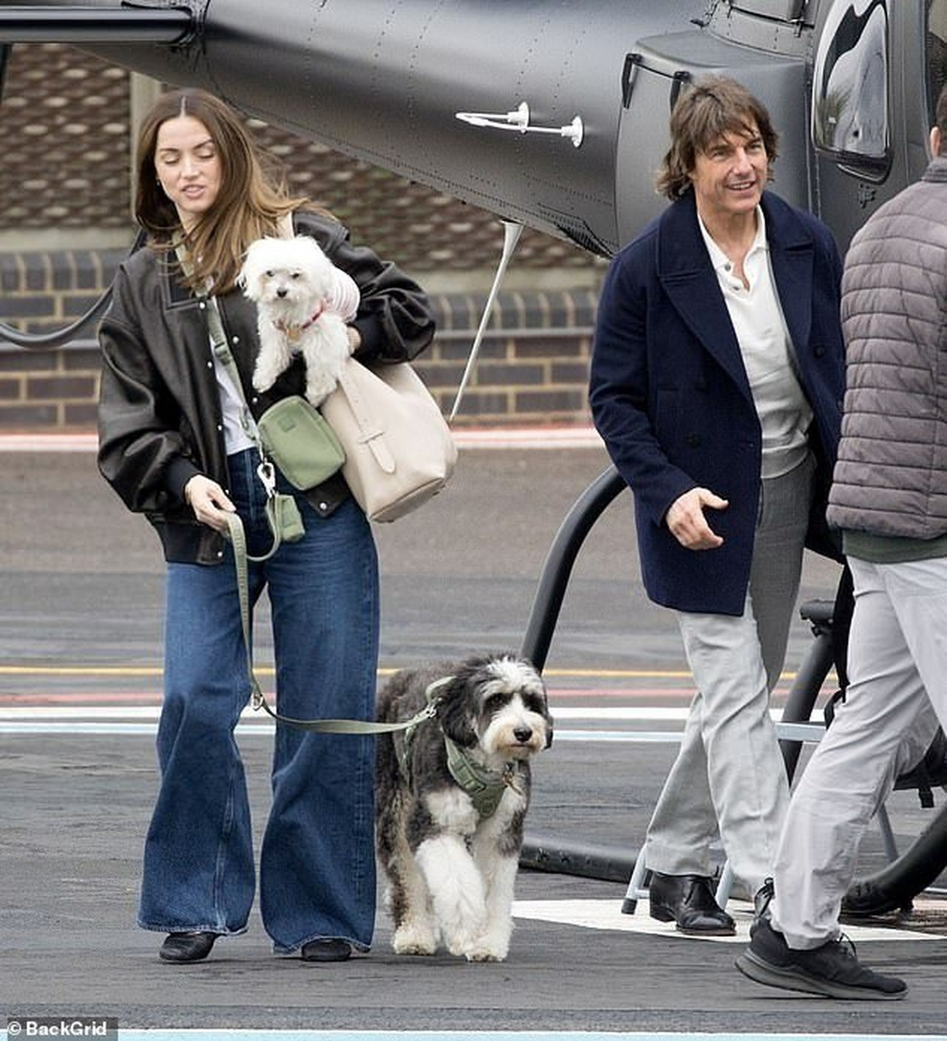 Tom Cruise và Ana de Armas rời trực thăng tại London