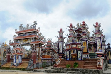 Thăm ngôi làng của những ngôi mộ tiền tỉ trên đất Huế