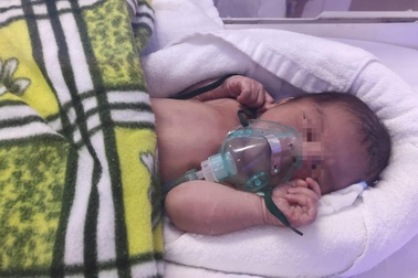 Bé trai bị bỏ rơi ngoài vườn chuối trong thời tiết giá rét