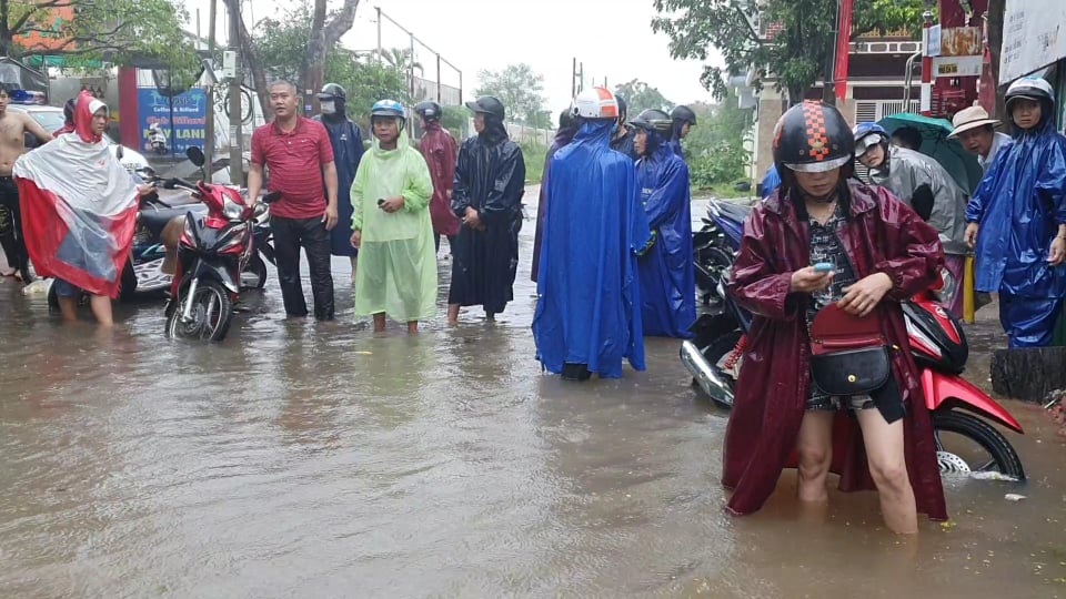 Kịp thời giải cứu toàn bộ giáo viên, học sinh khi nước lũ bủa vây trường - 5 Kịp thời giải cứu toàn bộ giáo viên, học sinh khi nước lũ bủa vây trường - 5