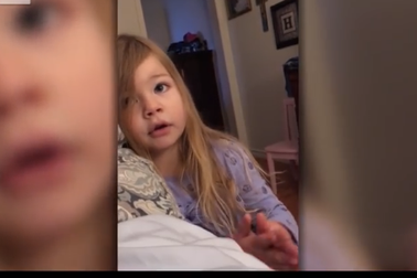 Clip dễ thương: "Bà cụ non" nhắc nhở bố hạ nắp khi dùng xong toilet