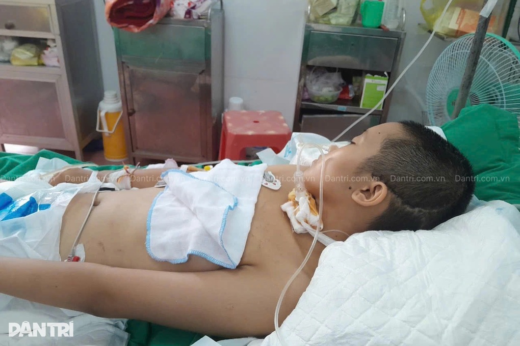 Nữ sinh lớp 8 bất động trên giường bệnh, mẹ nghèo khẩn cầu - 3 Nữ sinh lớp 8 bất động trên giường bệnh, mẹ nghèo khẩn cầu - 3