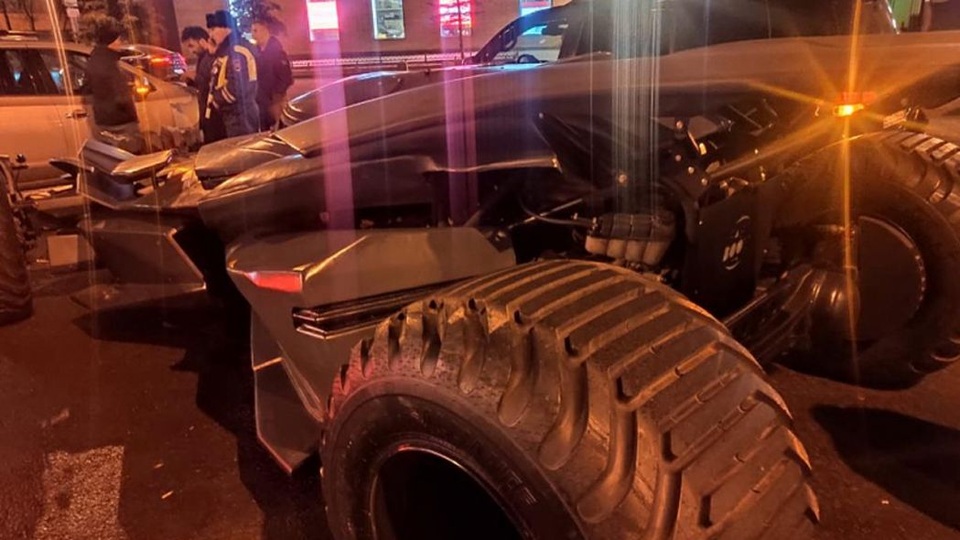 Xe người dơi Batmobile có hợp pháp để ra đường? - 3 Xe người dơi Batmobile có hợp pháp để ra đường? - 3