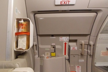 Mở cửa thoát hiểm máy bay để… đi vệ sinh