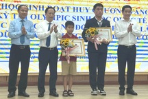 Hà Nội tuyên dương hai học sinh có thành tích đặc biệt