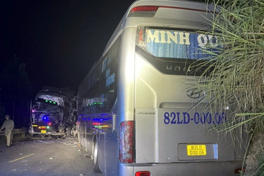 Ô tô khách và xe tải đối đầu trong đêm, 1 người tử vong
