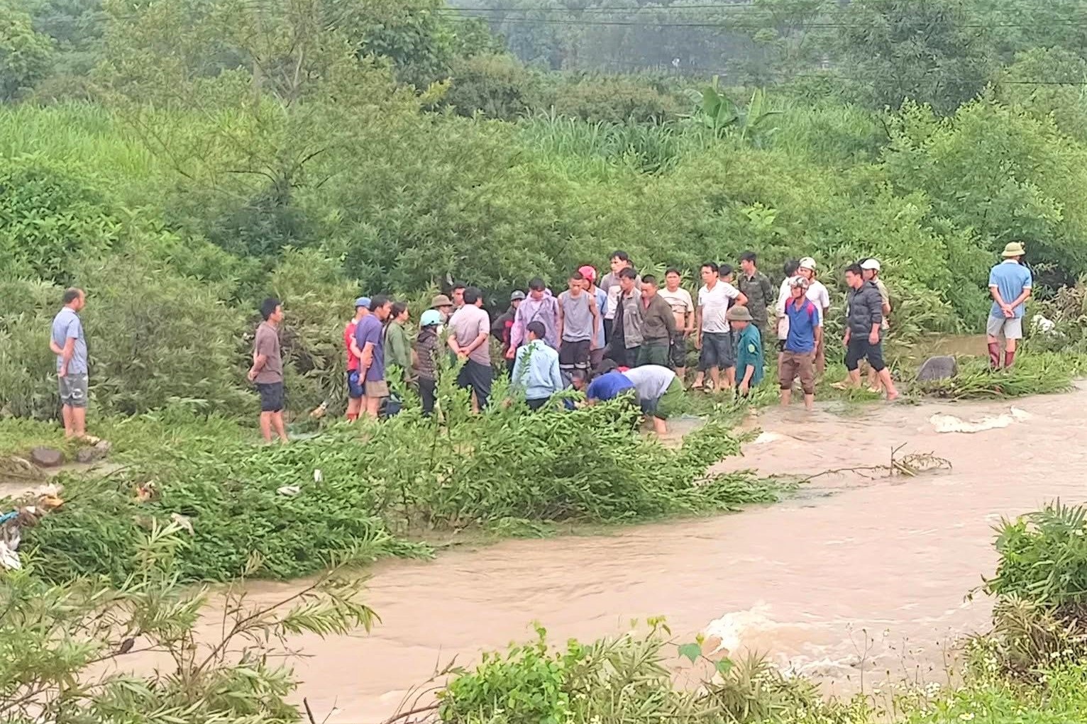 Đi qua ngầm tràn lúc nước chảy xiết, hai thanh niên bị lũ cuốn trôi - 1