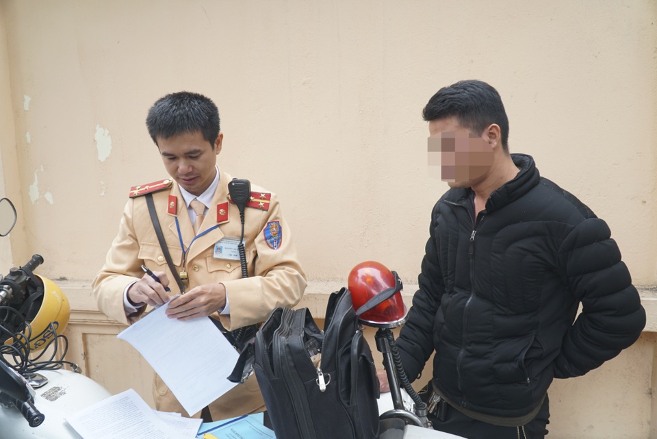 Hà Nội: Nể nang chén rượu tất niên, lái xe bị tước giấy phép 17 tháng - 4 Hà Nội: Nể nang chén rượu tất niên, lái xe bị tước giấy phép 17 tháng - 4