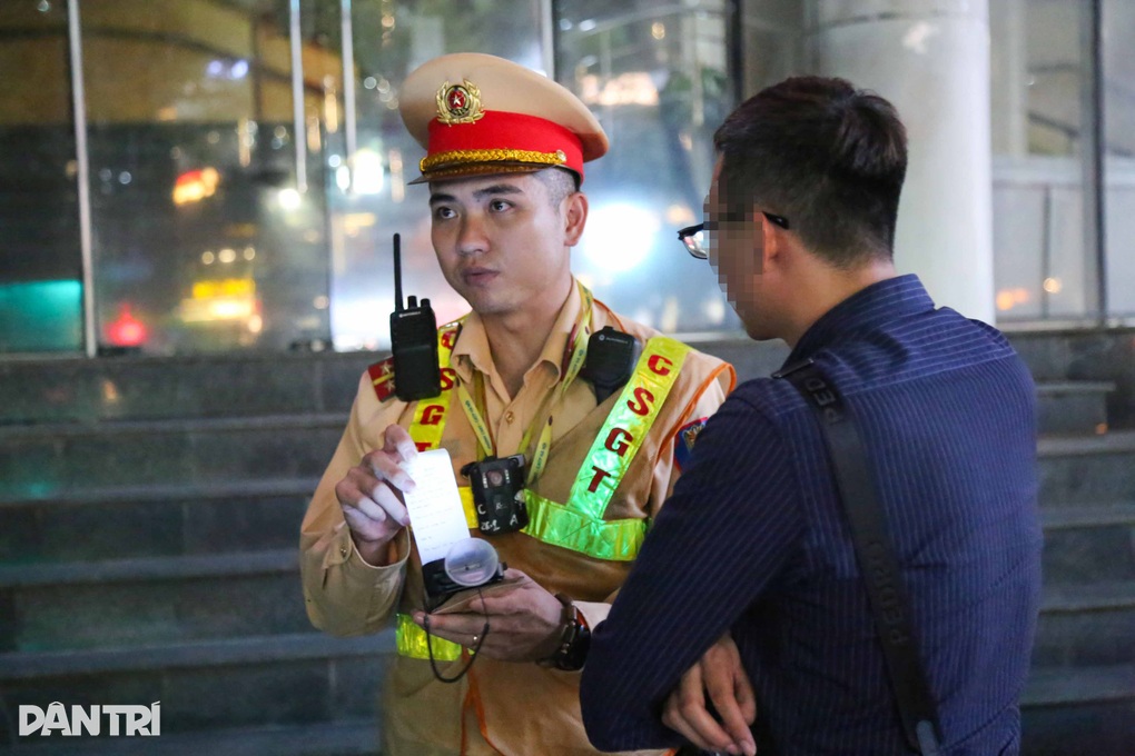 CSGT phát hiện đối tượng tàng trữ ma túy khi xử lý vi phạm giao thông - 2 CSGT phát hiện đối tượng tàng trữ ma túy khi xử lý vi phạm giao thông - 2