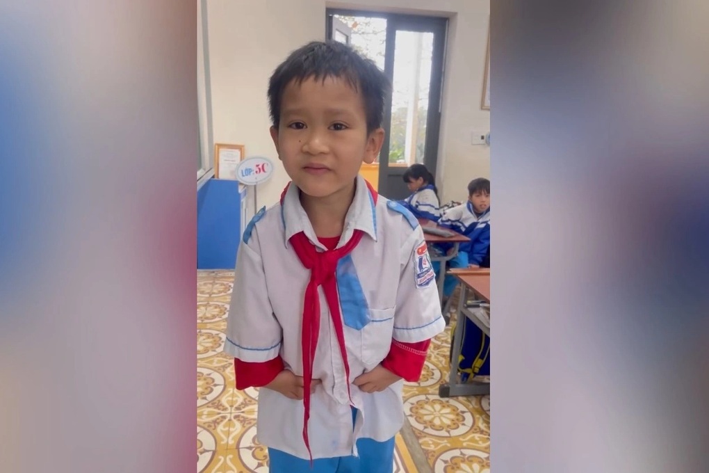 Nam sinh lớp 5 bị bệnh tim, dị tật hai tay, hát dân ca gây bão mạng - 1 Nam sinh lớp 5 bị bệnh tim, dị tật hai tay, hát dân ca gây bão mạng - 1