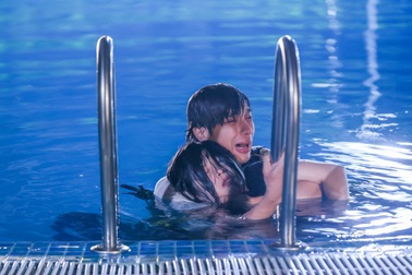 Lê Khánh, Thuận Nguyễn vượt thử thách ngâm nước 20 tiếng trong phim mới