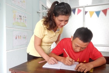 Chuyện về những cô giáo mất cả tháng mới dạy được chữ A cho học sinh