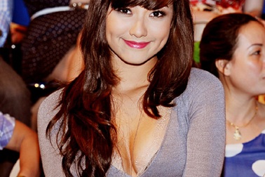 Hồng Quế khoe vẻ gợi cảm khi đi xem Bước nhảy Hoàn vũ 