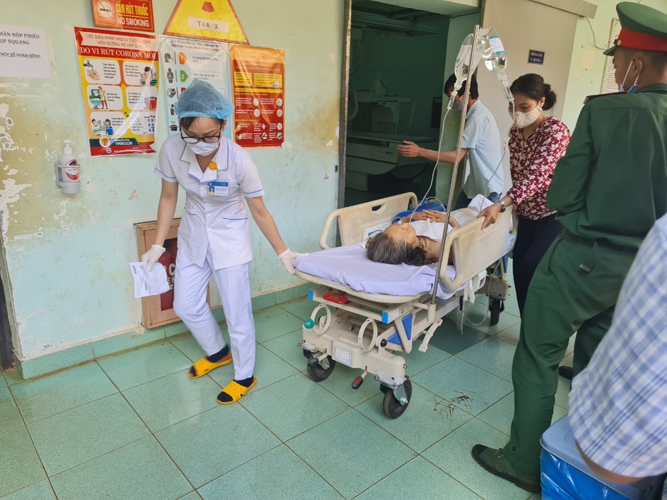 Trâu “điên” tấn công khiến nhiều người bị thương - 2 Trâu “điên” tấn công khiến nhiều người bị thương - 2