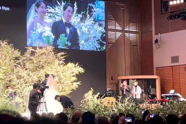 D.O. (EXO) và Crush hát "Beautiful" tặng Park Shin Hye tại đám cưới