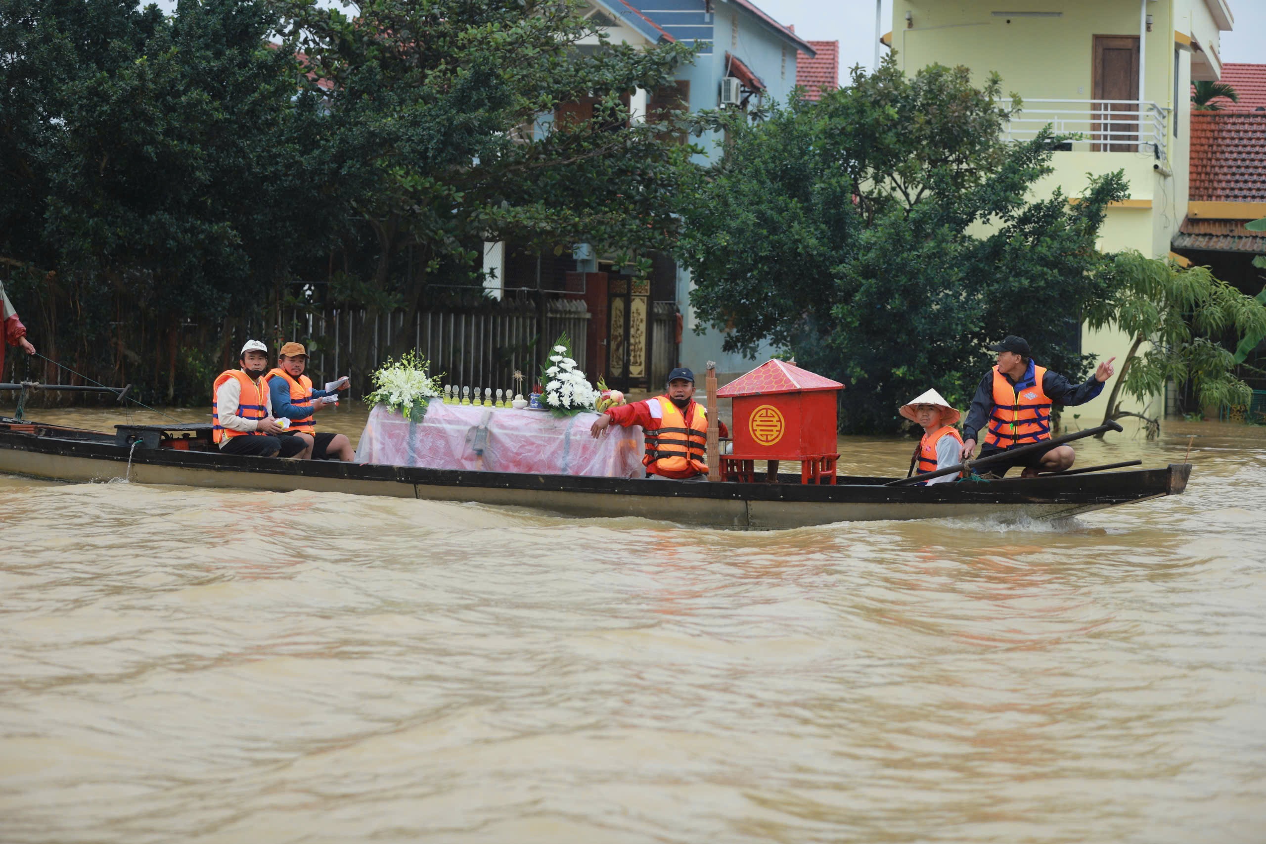 Những đám tang trong lũ, dùng thuyền chở quan tài đi an táng - 1