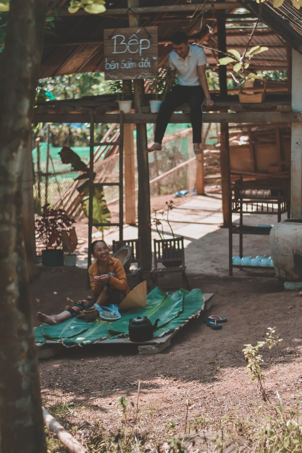 Bỏ phố về quê, hai chàng trai bán tài sản xây căn bếp hút triệu lượt xem - 6