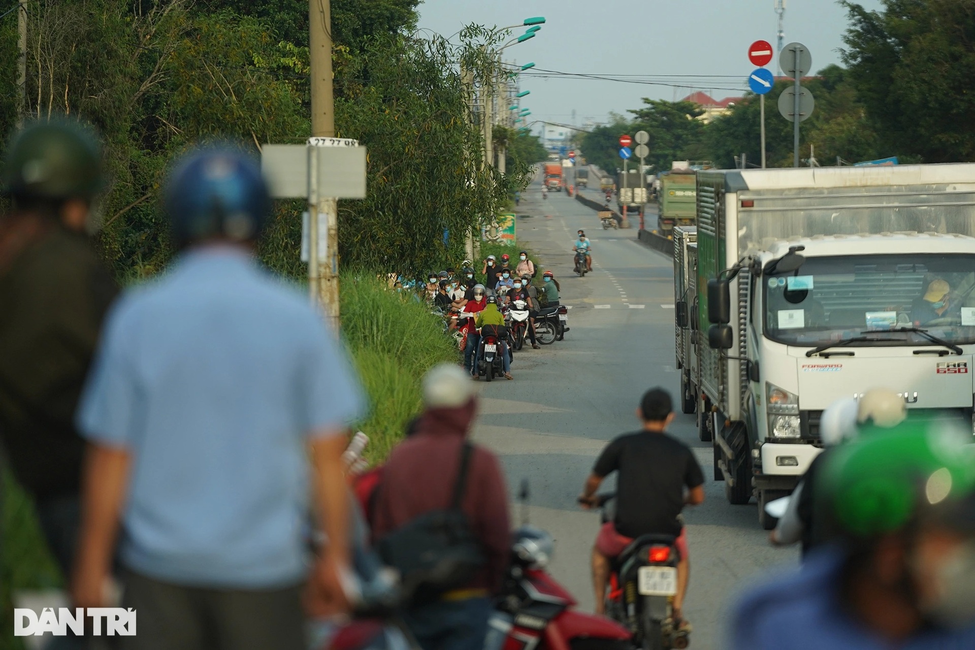Hàng nghìn người từ TPHCM đổ về quê khiến cửa ngõ phía Tây ùn tắc kéo dài - 12 Hàng nghìn người từ TPHCM đổ về quê khiến cửa ngõ phía Tây ùn tắc kéo dài - 12