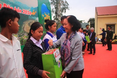 Niềm vui Tết sớm đến với chiến sỹ và người dân vùng biên giới