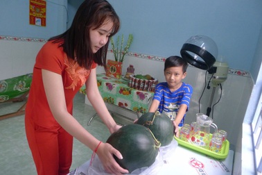 Hai chị em mồ côi vui tết trong căn nhà mới