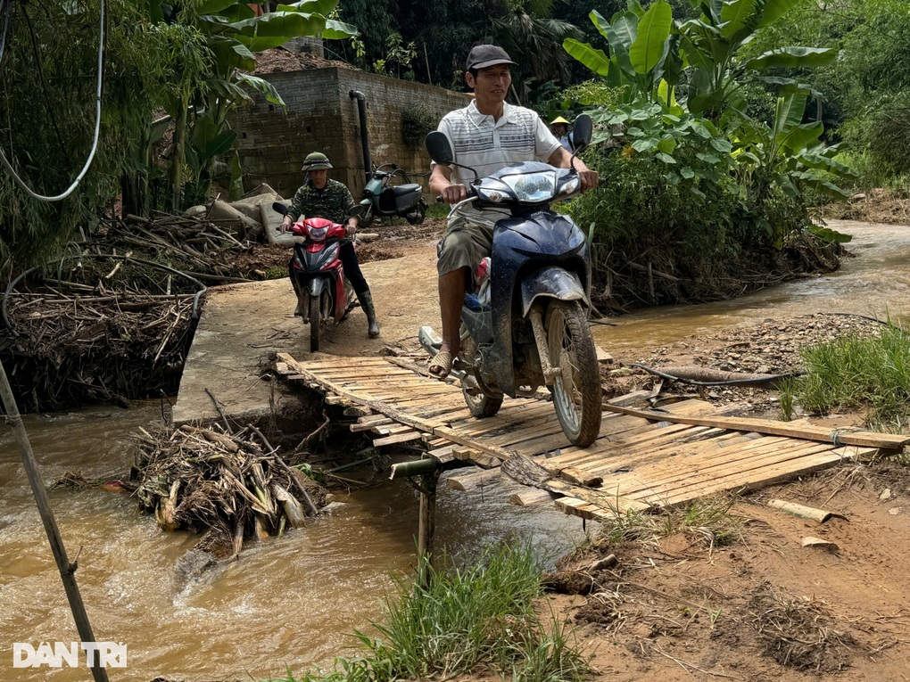 Cầu tre bị lũ cuốn trôi, chủ tịch xã ở Lào Cai kêu gọi xây cầu mới giúp dân - 4