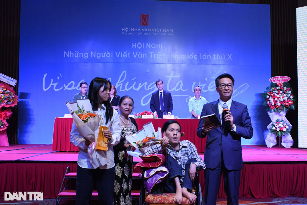 Phó Thủ tướng mong muốn các nhà văn đồng hành cùng đất nước - 2 Phó Thủ tướng mong muốn các nhà văn đồng hành cùng đất nước - 2