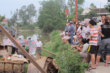 Xác một phụ nữ trôi trên sông Đào