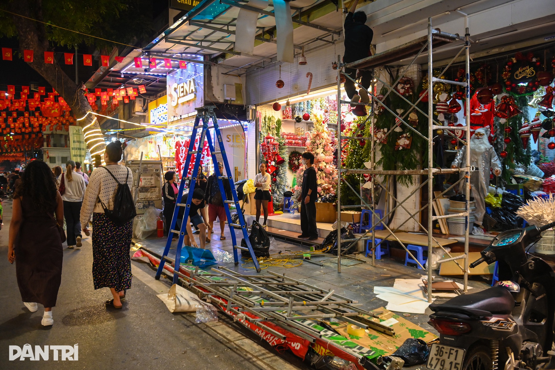 Xuyên đêm tháo mái che, mái vẩy và dọn dẹp vỉa hè trên phố Hàng Mã - 5