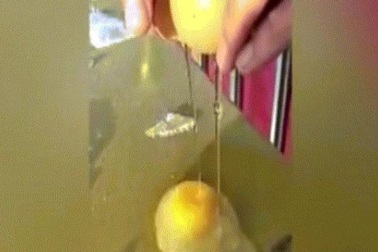 Video: Đập trứng ra, biến thành cục băng trong phút chốc