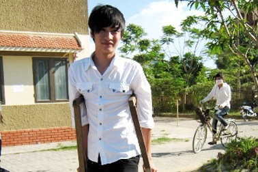 2 thí sinh tật nguyền chống nạng đi thi ĐH