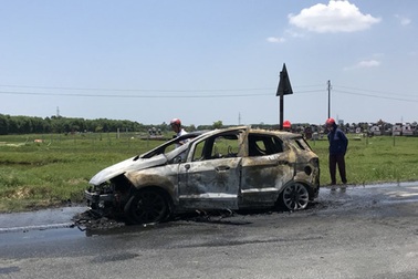 Xe Ford Ecosport bất ngờ cháy trơ khung nghi do bị quấn rơm dưới gầm