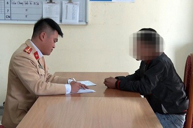 Thiếu niên 15 tuổi bốc đầu xe máy, quay clip tung lên mạng xã hội