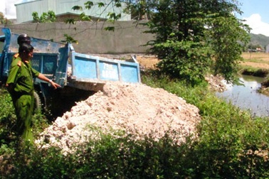 Bắt quả tang một vụ đổ chất thải công nghiệp trái phép