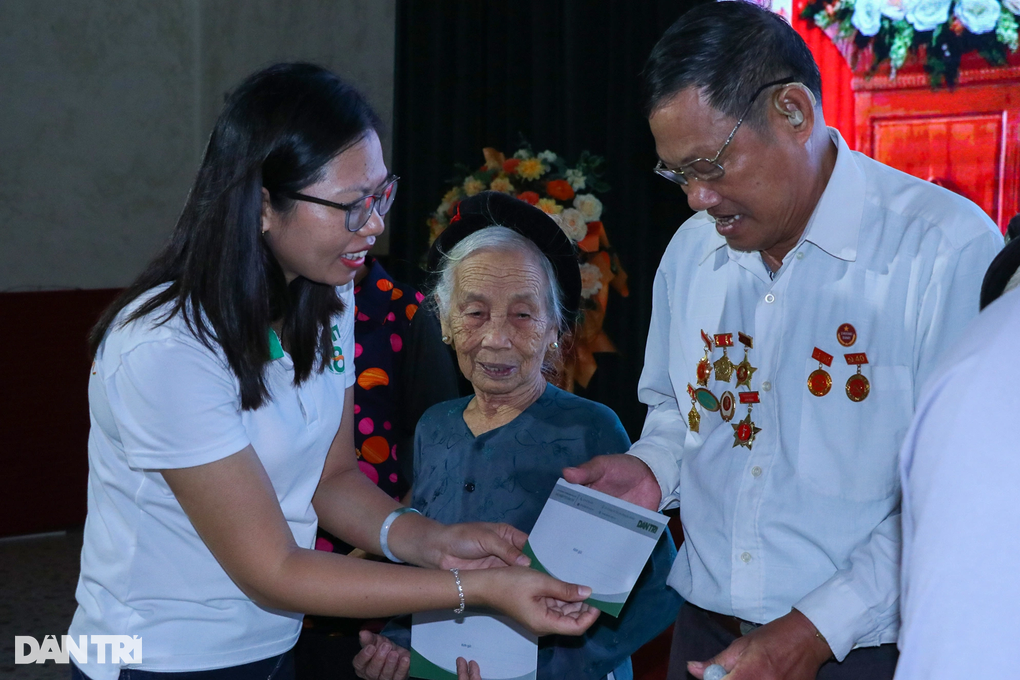 Báo Dân trí tri ân người có công với cách mạng tại Nghệ An - 4 Báo Dân trí tri ân người có công với cách mạng tại Nghệ An - 4