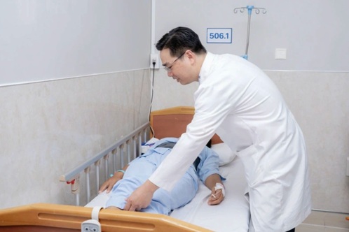 Vượt hàng trăm km từ Campuchia đến TPHCM cấp cứu 2 chân có nguy cơ liệt