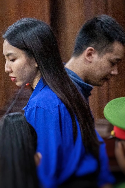 Hoa hậu Thùy Tiên vẫy tay chào người thân sau khi nhận án 2 năm tù