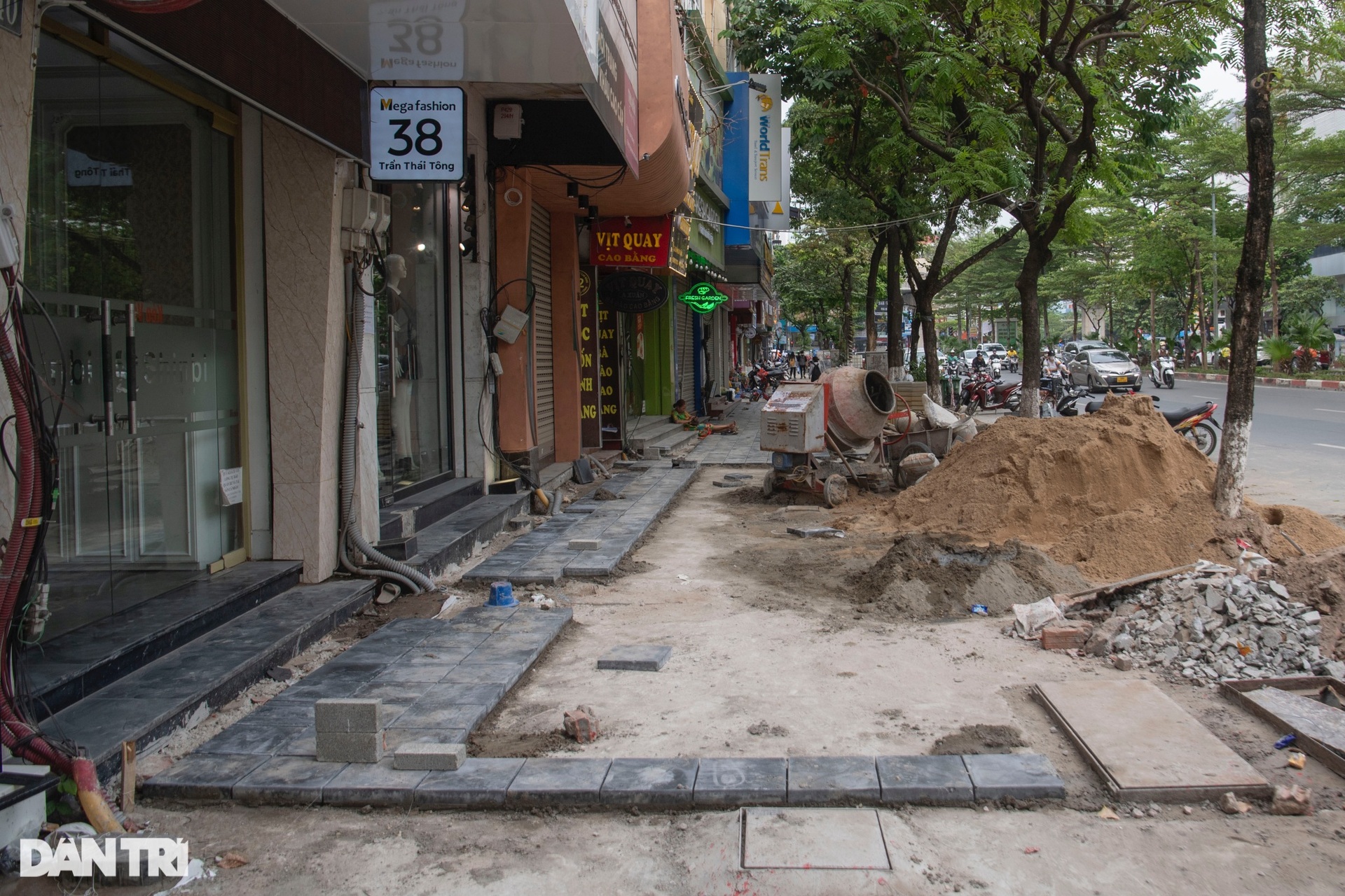 Hà Nội: Chủ kinh doanh mặt phố ngao ngán vì mùa đào xới vỉa hè lại tới - 9 Hà Nội: Chủ kinh doanh mặt phố ngao ngán vì mùa đào xới vỉa hè lại tới - 9