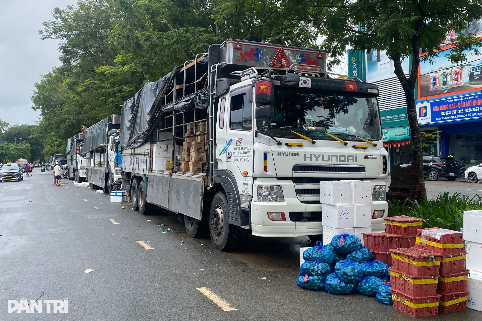 Chợ truyền thống lớn nhất Huế tan hoang sau lũ, nhiều mặt hàng khan hiếm - 13 Chợ truyền thống lớn nhất Huế tan hoang sau lũ, nhiều mặt hàng khan hiếm - 13