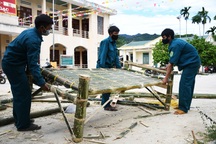 Dân quân tự vệ làm giường tre phục vụ đồng bào trong khu cách ly