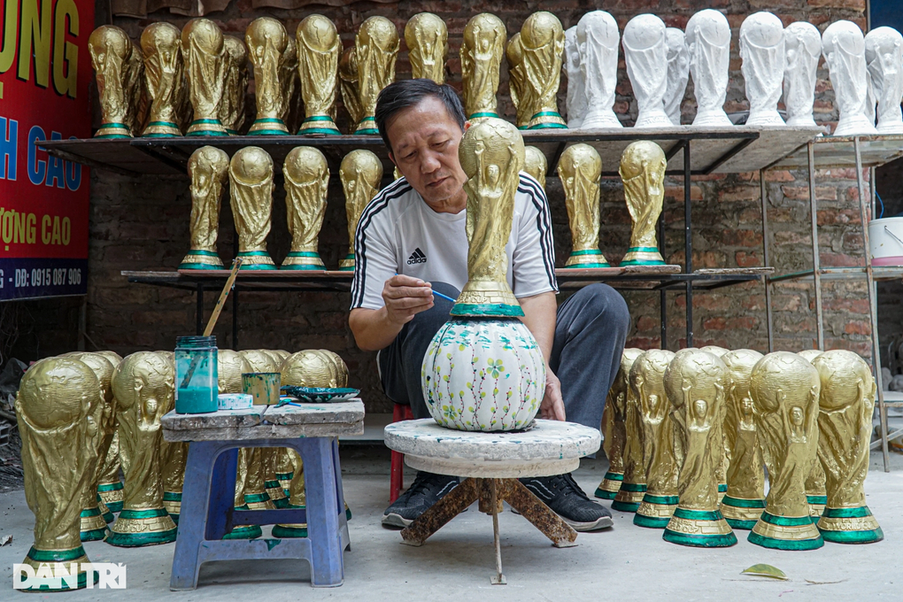 Đột nhập xưởng chế tác 5.000 cúp vàng World Cup thạch cao ở Hà Nội - 1 Đột nhập xưởng chế tác 5.000 cúp vàng World Cup thạch cao ở Hà Nội - 1