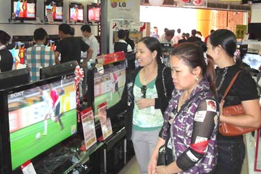 Người Hà Nội đổ xô đi mua hàng khuyến mại