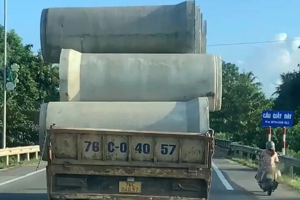 Ống cống bê tông chất chồng hờ hững trên xe tải - 1