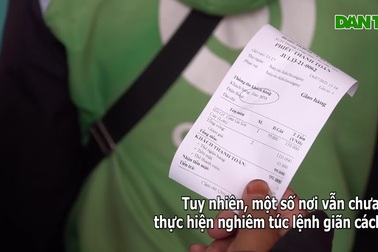 Shipper chen chúc lấy đồ ăn cho khách sau lệnh bán mang về ở Hà Nội