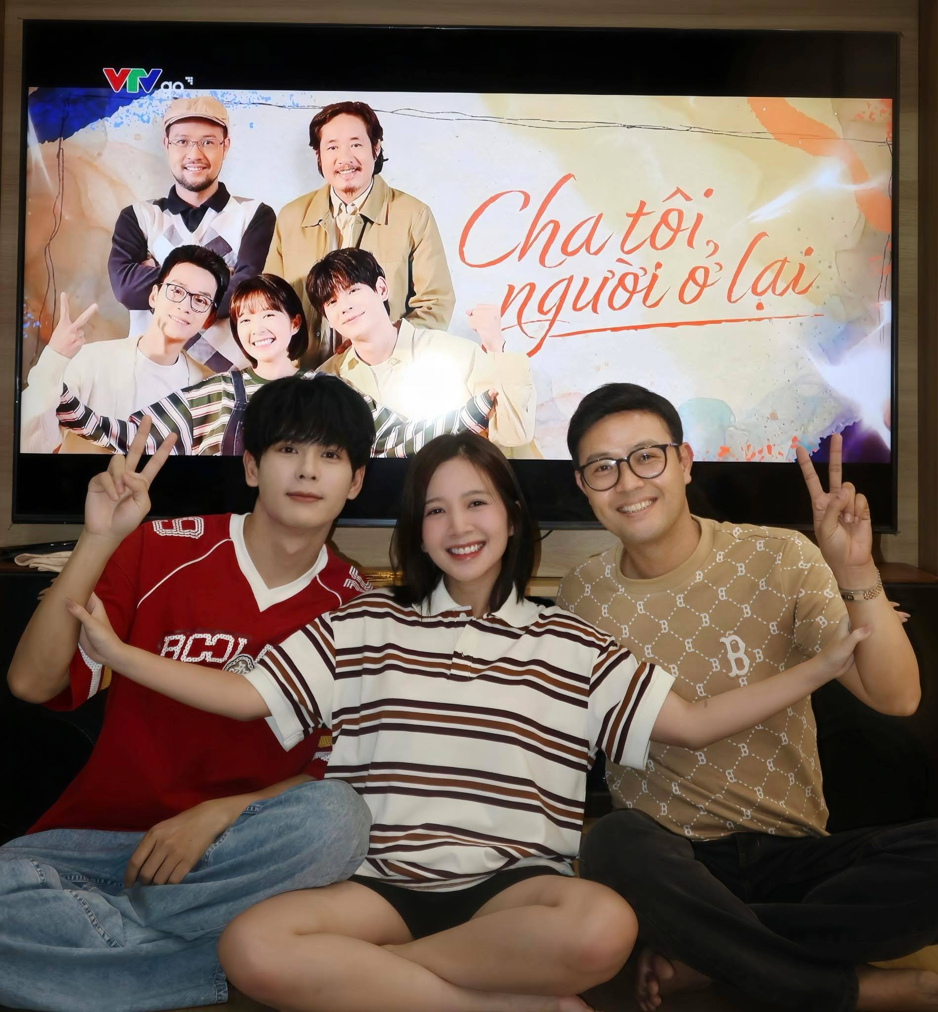 Những hình ảnh hậu trường vui nhộn của phim Cha tôi, người ở lại - 10 Những hình ảnh hậu trường vui nhộn của phim Cha tôi, người ở lại - 10