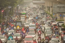 Người Hà Nội sáng nay "hứng" trọn mưa, rét, tắc đường