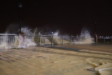 Đà Nẵng: Lần đầu có cảnh nước sông Hàn dâng cao, tràn lên đường