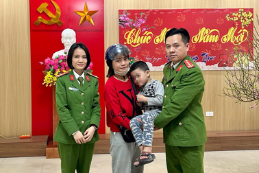 Cháu bé bị lạc khi theo bố mẹ bán đào Tết